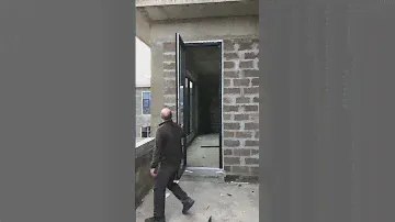 Высокая алюминиевая дверь. Выход из спальни на лоджию