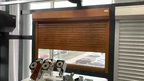 Перфорированные рольставни Алютех с электроприводом, управление с пульта ДУ